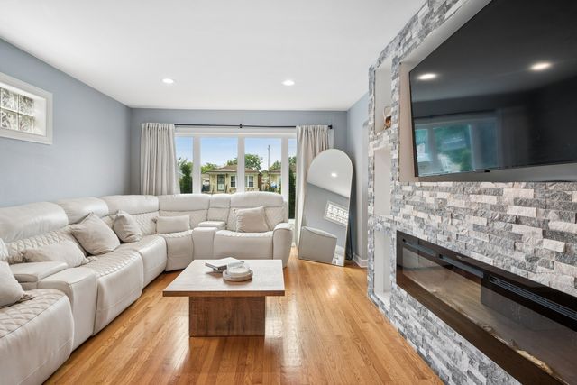 3738 W 83rd Place, Chicago, IL 60652
