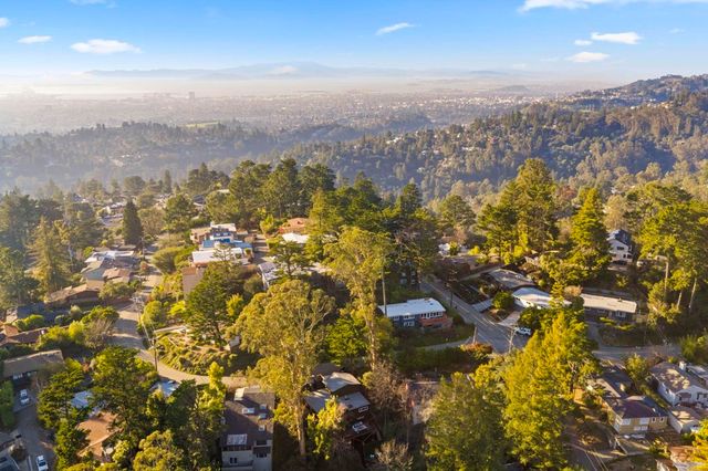 6688 Colton Blvd, Oakland, CA 94611