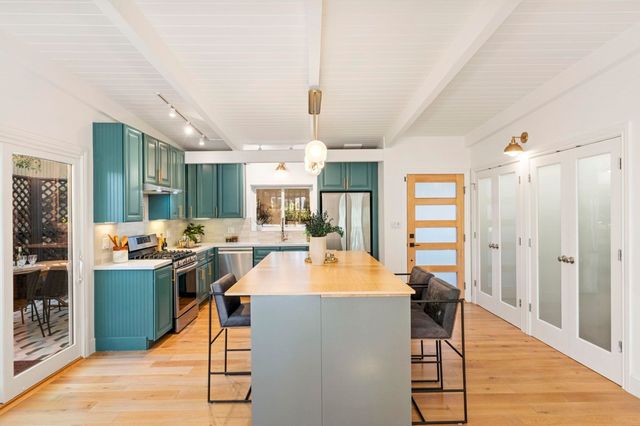 6688 Colton Blvd, Oakland, CA 94611