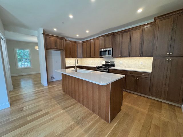 120 South Road, Londonderry, NH 03053