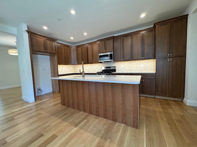 120 South Road, Londonderry, NH 03053