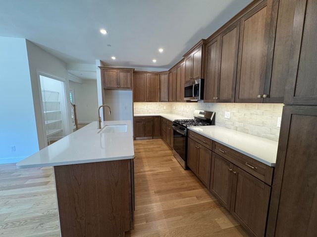 120 South Road, Londonderry, NH 03053
