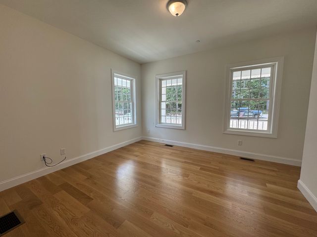 120 South Road, Londonderry, NH 03053