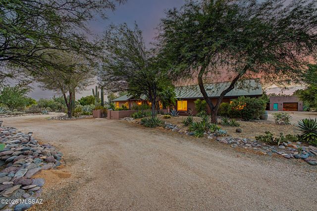 8831 N Rasmussen Avenue, Tucson, AZ 85742