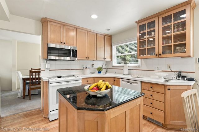 41827 Ridge Road E, Novi, MI 48375
