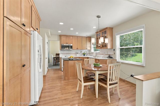 41827 Ridge Road E, Novi, MI 48375