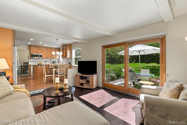 41827 Ridge Road E, Novi, MI 48375