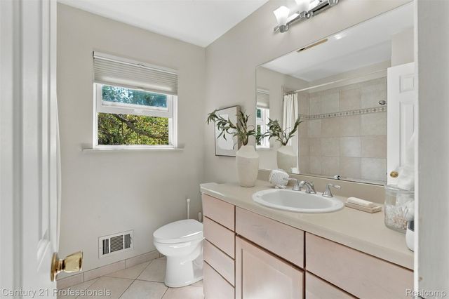 41827 Ridge Road E, Novi, MI 48375