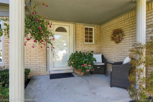 41827 Ridge Road E, Novi, MI 48375