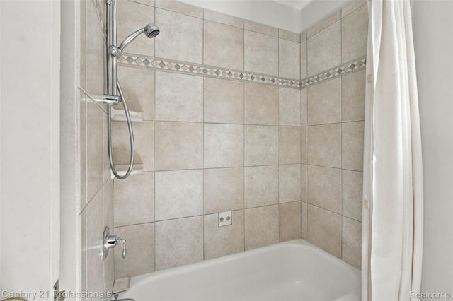 41827 Ridge Road E, Novi, MI 48375