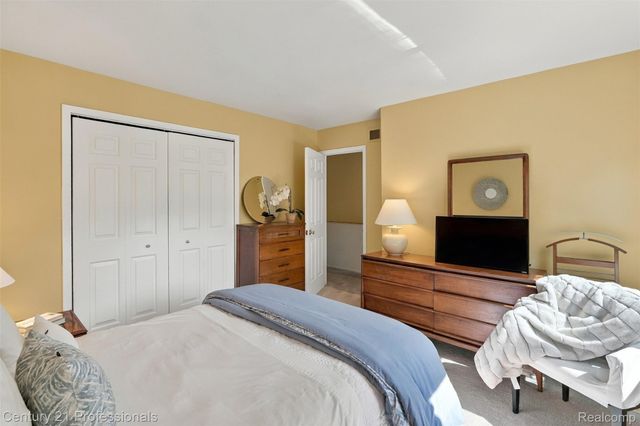 41827 Ridge Road E, Novi, MI 48375