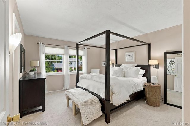 41827 Ridge Road E, Novi, MI 48375
