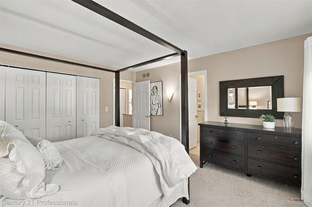 41827 Ridge Road E, Novi, MI 48375
