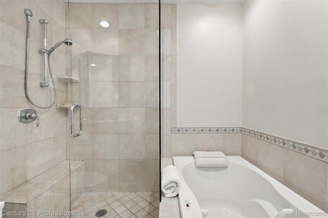 41827 Ridge Road E, Novi, MI 48375