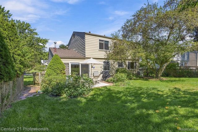 41827 Ridge Road E, Novi, MI 48375