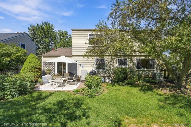 41827 Ridge Road E, Novi, MI 48375