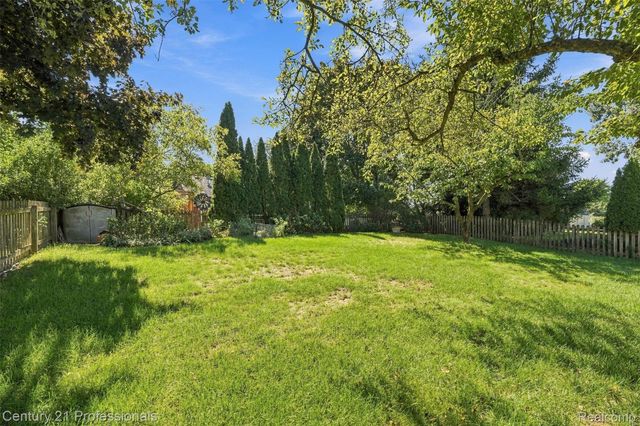 41827 Ridge Road E, Novi, MI 48375