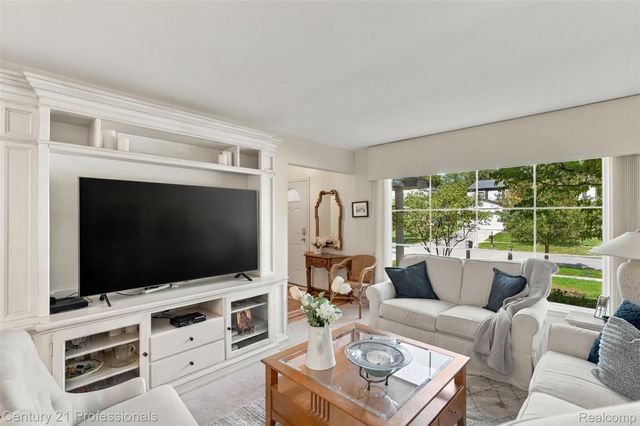 41827 Ridge Road E, Novi, MI 48375