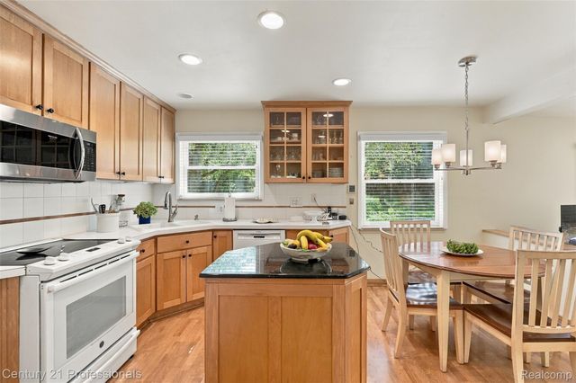 41827 Ridge Road E, Novi, MI 48375