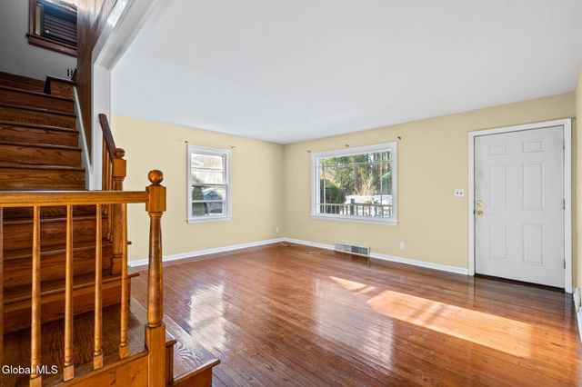 27 Dresden Court, Guilderland, NY 12203