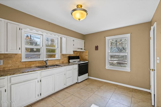 27 Dresden Court, Guilderland, NY 12203