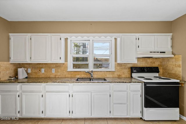 27 Dresden Court, Guilderland, NY 12203