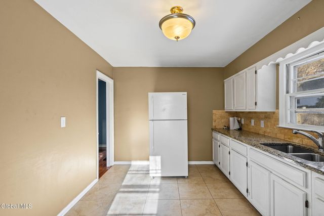 27 Dresden Court, Guilderland, NY 12203