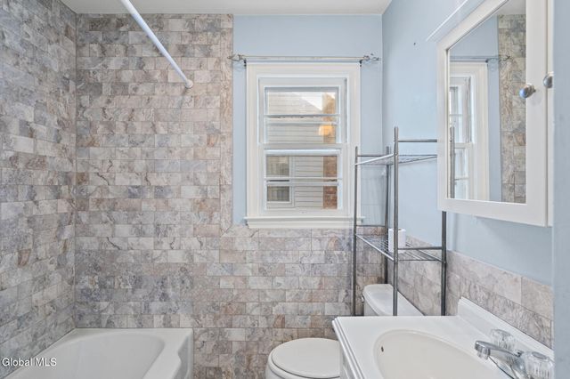 27 Dresden Court, Guilderland, NY 12203