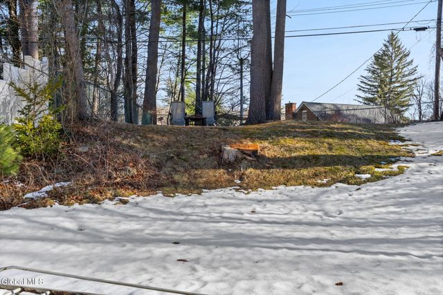 27 Dresden Court, Guilderland, NY 12203