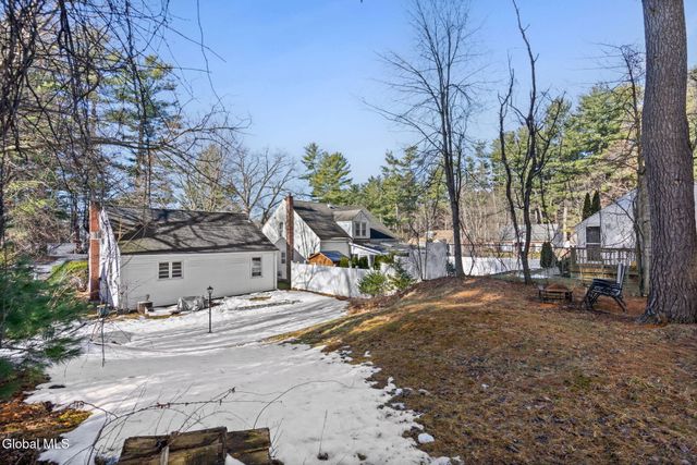 27 Dresden Court, Guilderland, NY 12203