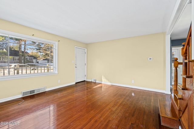 27 Dresden Court, Guilderland, NY 12203