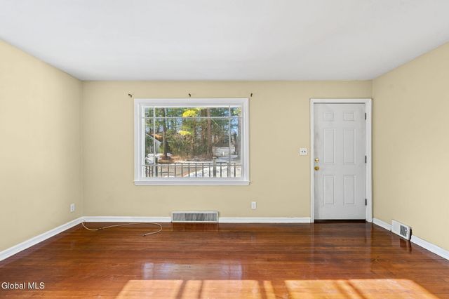 27 Dresden Court, Guilderland, NY 12203