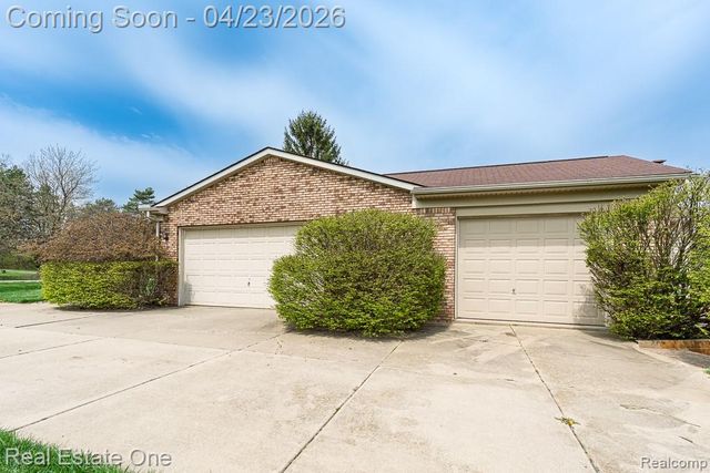 1865 Crestline Street, Rochester Hills, MI 48307