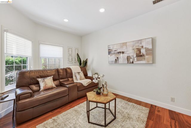 4963 Stoneridge Ct, Oakland, CA 94605