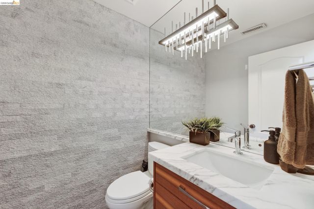 4963 Stoneridge Ct, Oakland, CA 94605