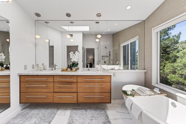 4963 Stoneridge Ct, Oakland, CA 94605