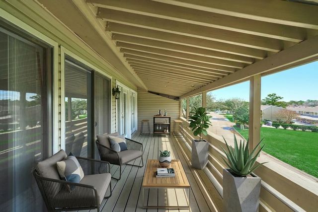 192 April Point Drive N, Montgomery, TX 77356