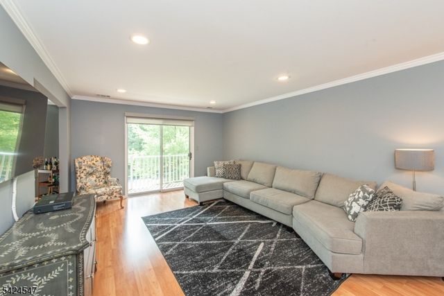 4 Katie Ct, East Hanover Twp., NJ 07936