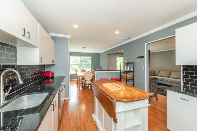 4 Katie Ct, East Hanover Twp., NJ 07936