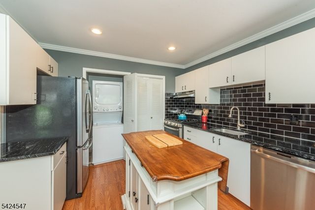 4 Katie Ct, East Hanover Twp., NJ 07936