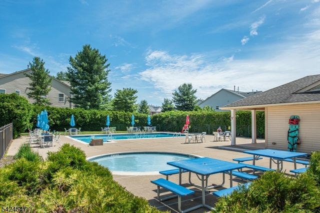 4 Katie Ct, East Hanover Twp., NJ 07936