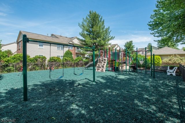 4 Katie Ct, East Hanover Twp., NJ 07936