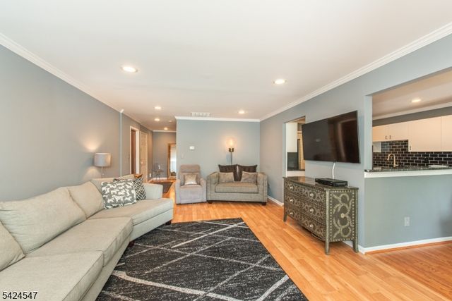 4 Katie Ct, East Hanover Twp., NJ 07936