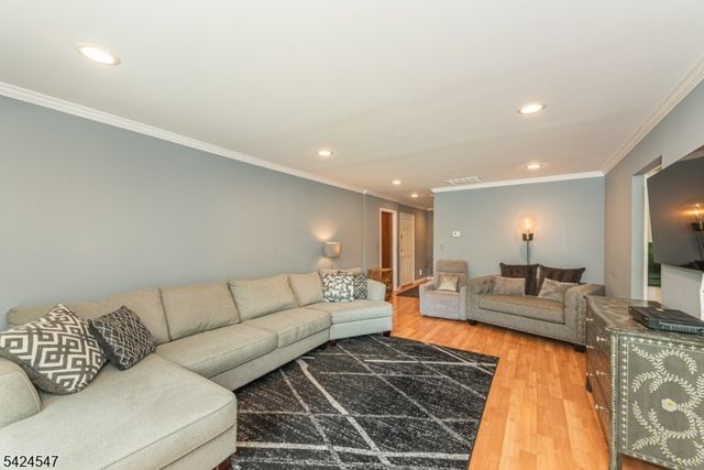 4 Katie Ct, East Hanover Twp., NJ 07936
