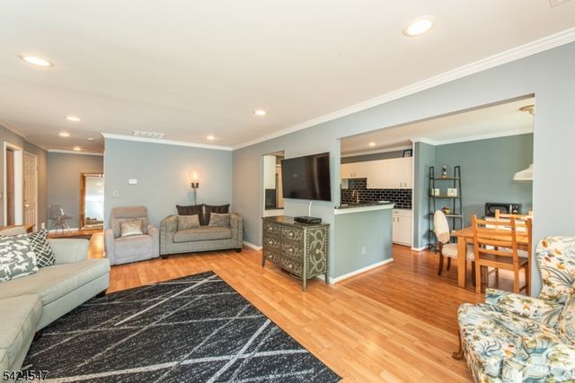 4 Katie Ct, East Hanover Twp., NJ 07936