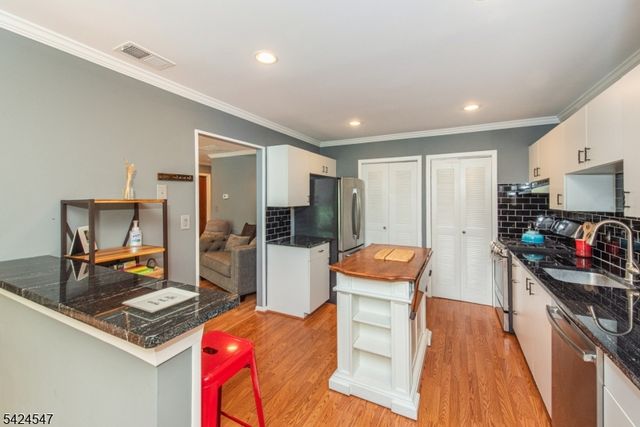 4 Katie Ct, East Hanover Twp., NJ 07936