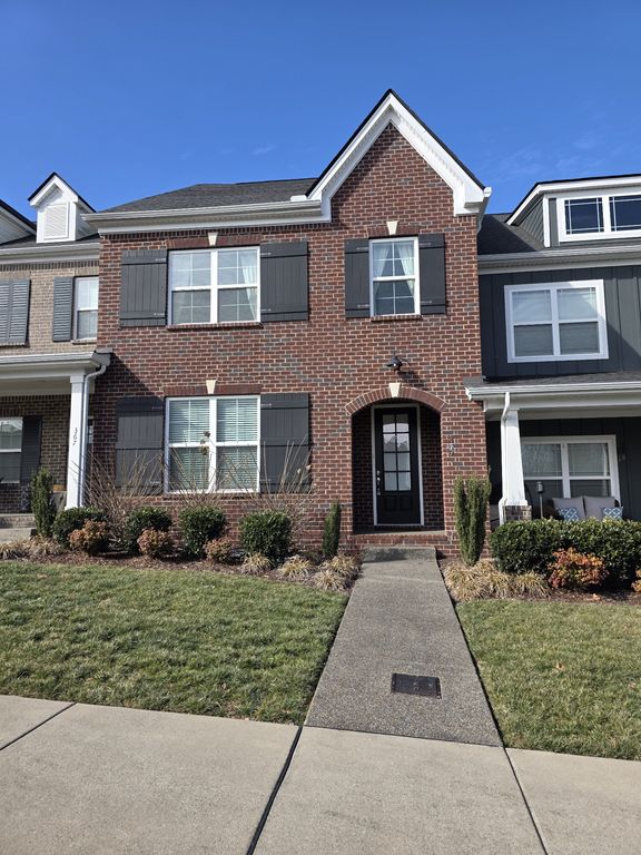 369 Carriage House Ln, Hendersonville, TN 37075