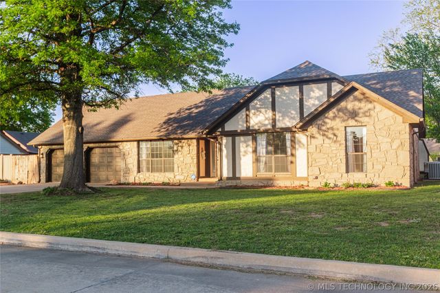 2422 S Maywood Drive, Claremore, OK 74017