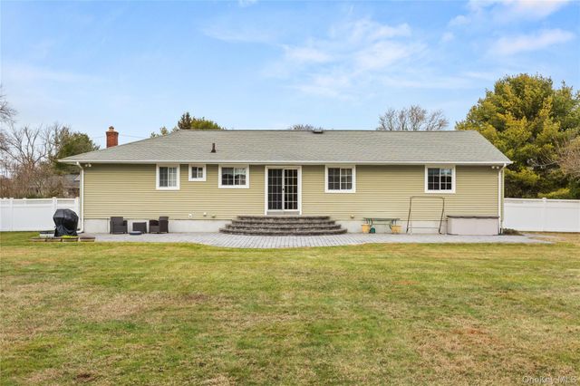 6 Sunny Lane, Bay Shore, NY 11706