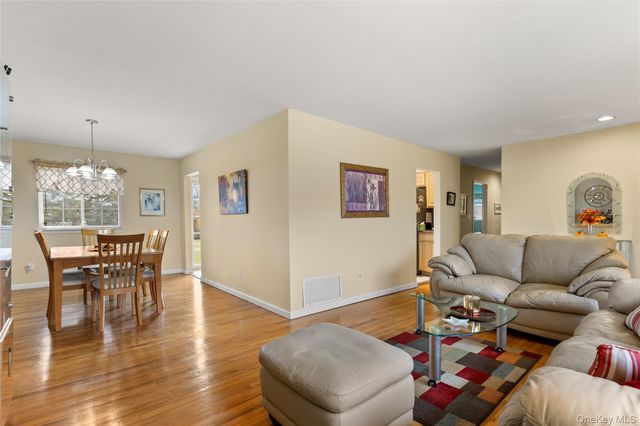 6 Sunny Lane, Bay Shore, NY 11706